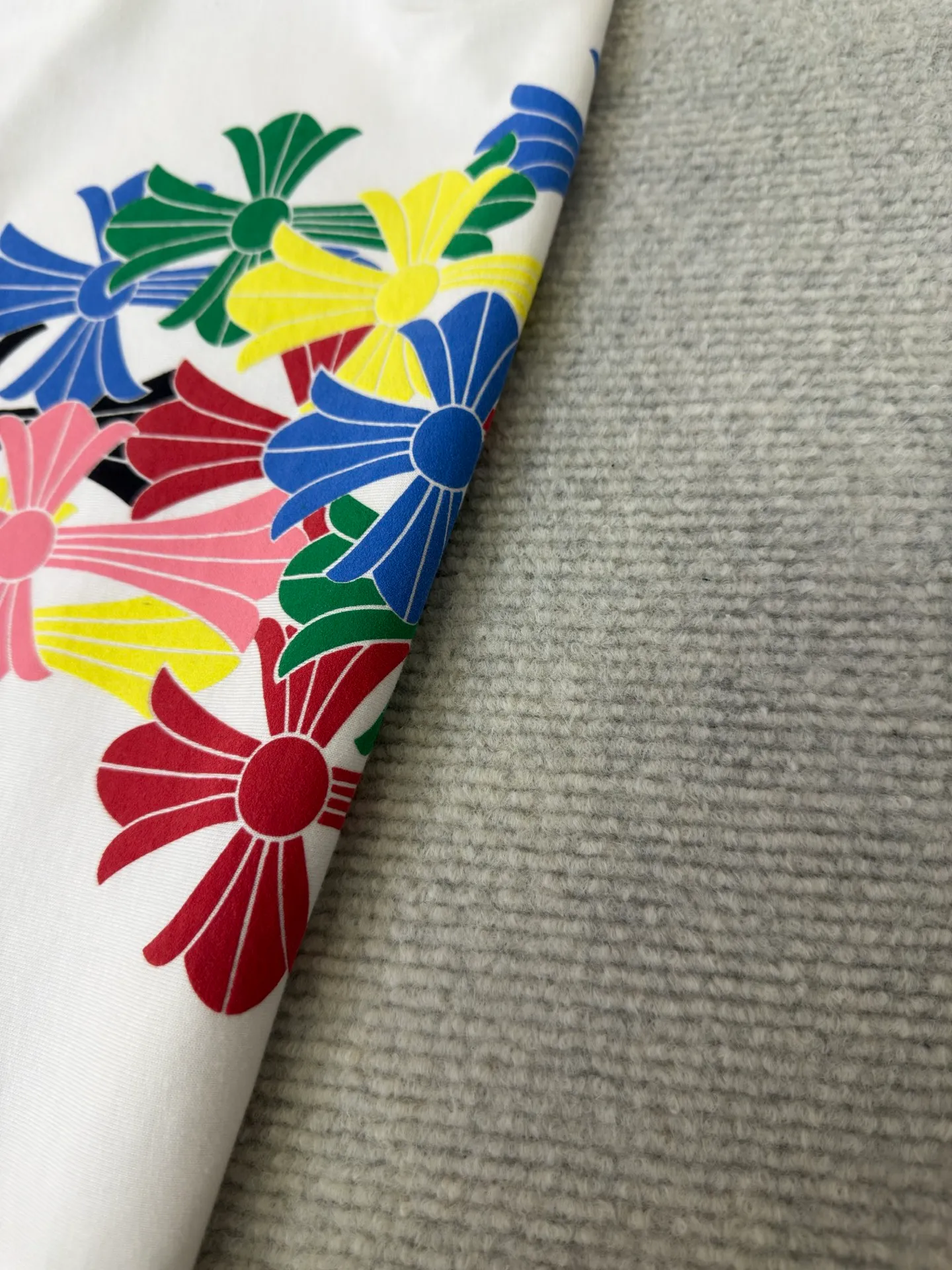 P300 Chrome Heart Miami limited color cross long sleeves. The fabric is made of 26-woven 220g cotton. The printing uses high-temperature ink printing technology, and the color of the printing area is extremely complex. Size S M L